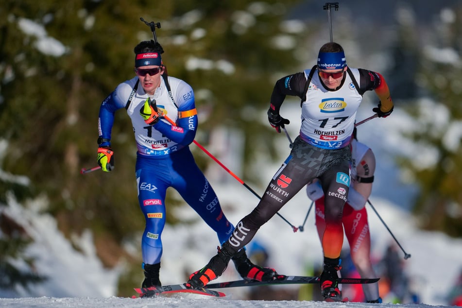 Es gibt verschiedene Biathlon-Disziplinen, bei denen die Athleten gegeneinander antreten.