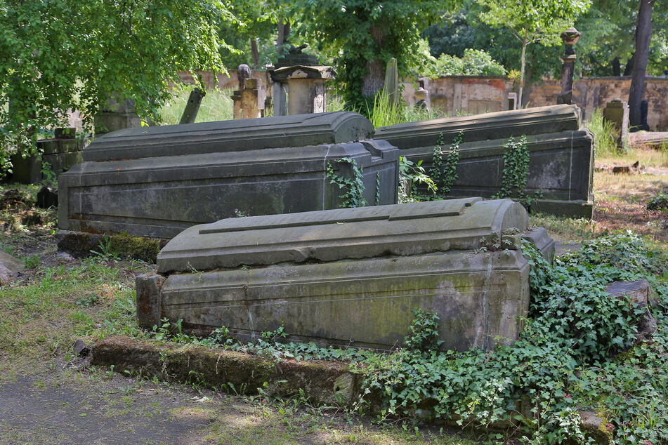 Gräber auf dem Eliasfriedhof in Dresden.
