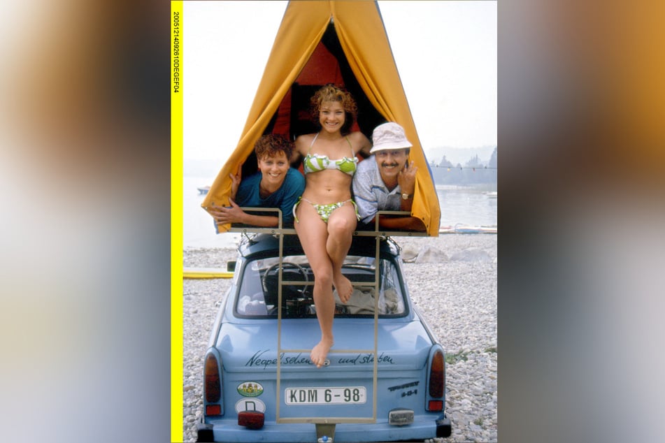 Jacqueline "Schaggi" Struutz (damals 25, M.) verdrehte in "Go Trabi Go" so manchem Mann den Kopf - sehr zum Missfallen ihrer Eltern Udo (Wolfgang Stumph, damals 45) und Rita (Marie Gruber, damals 36).