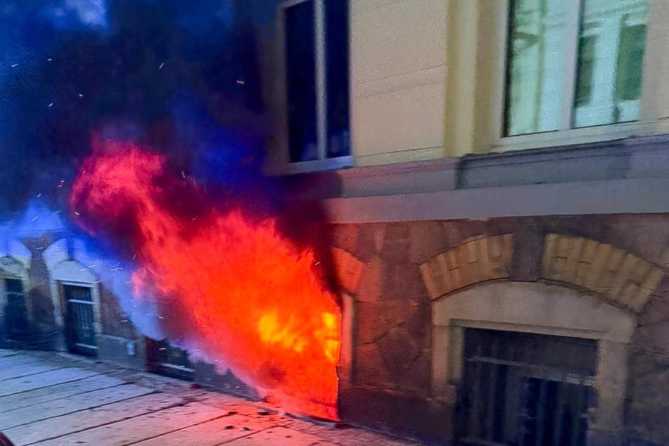 Das Feuer loderte so heftig, dass die Flammen sogar aus dem Fenster drangen.