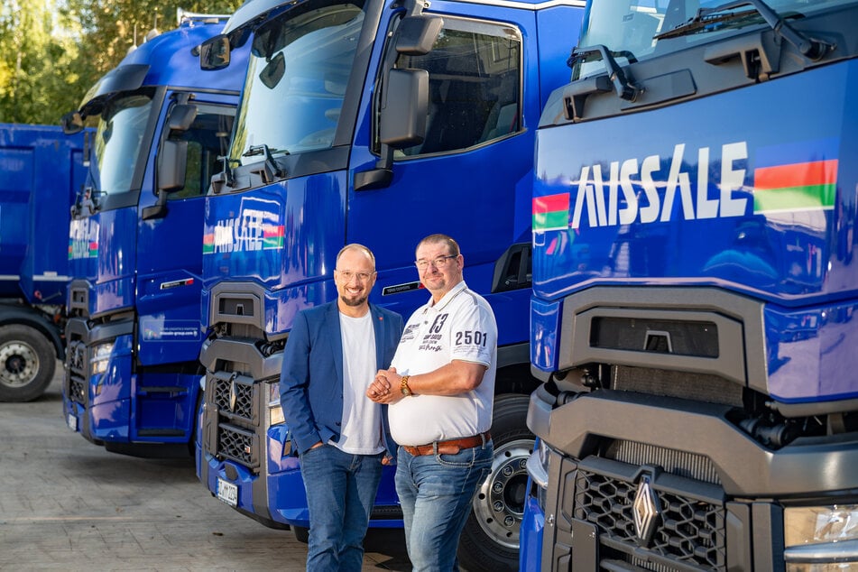 Die Geschäftsführer Justus Große (l.) und Matthias Missale vor ihrer blauen Flotte in Nebelschütz. Beide sind in der Region verwurzelt.