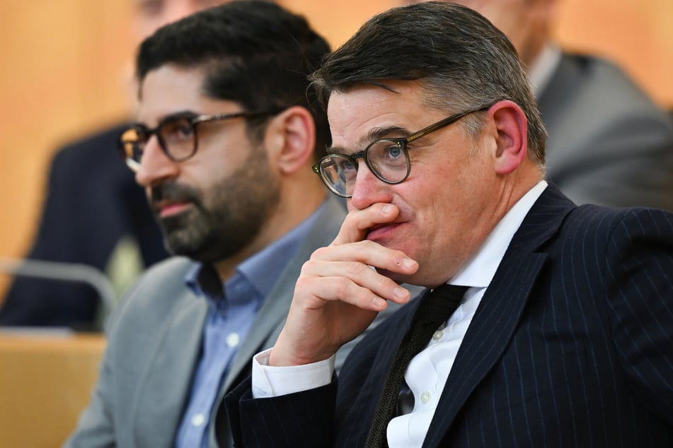 Die Zahlen dürften Boris Rhein (54, CDU, r.) nicht gefallen.