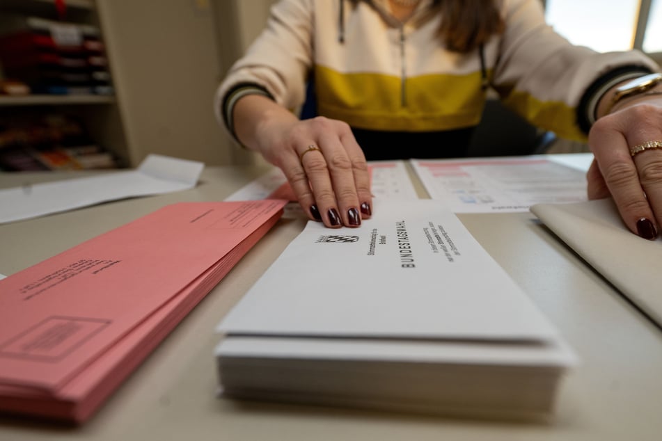 Eine Verwaltungsmitarbeiterin bereitet die Unterlagen zur Briefwahl vor. In vielen Städten werden die Stimmzettel bereits versandt.