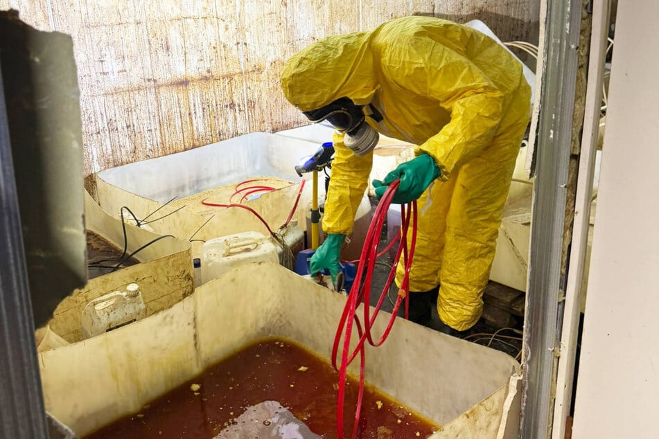 Die Ermittler konnten sich dem Tatort nur noch in Schutzanzügen nähern.