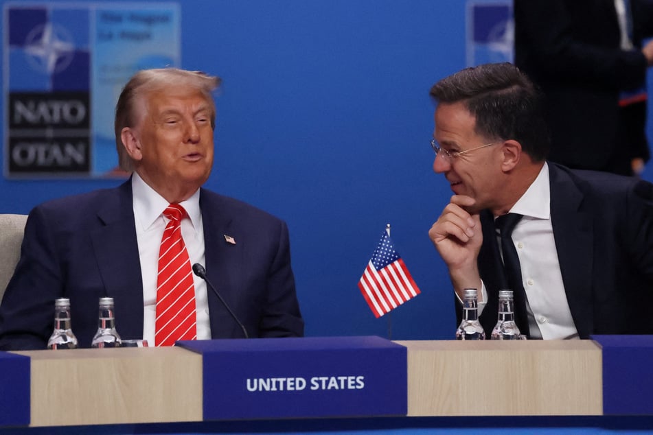 Rutte (r.) has been fawning over Trump in an attempt to keep the US president happy – and in NATO.