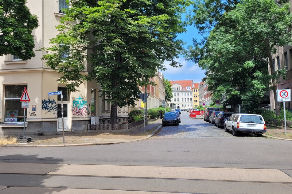 An der Eisenbahnstraße, Ecke Gretschelstraße soll das zurückgelassene Opfer laut Anklage auf dem Boden liegend von einer Zeugin gefunden worden sein.