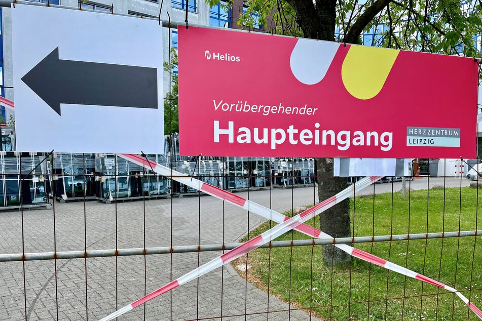 Der Haupteingang des Herzzentrums wurde vorübergehend verlegt.