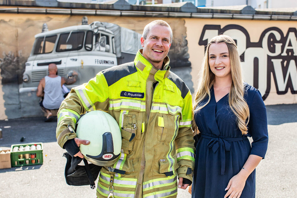 Wehrleiter Carsten Preussler (43) und Gasthof-Chefin Annabelle Jahn (25) freuen sich auf die Feier am Samstag.