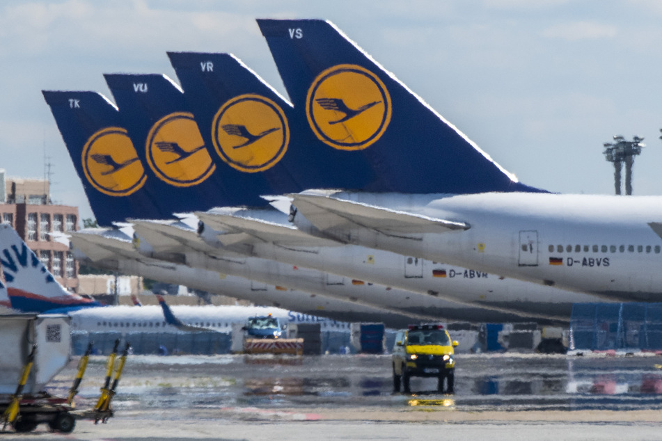 Stillgelegte Passagiermaschinen der Lufthansa stehen auf dem leeren Rollfeld des Flughafen Frankfurt.