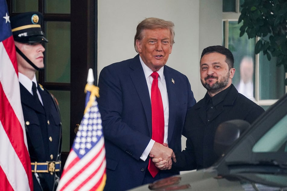 US President Donald Trump (c.) greets Ukrainian President Volodymyr Zelensky (r.) upon the latter's arrival at the White House for negotiations to end the war with Russia on August 18, 2025.