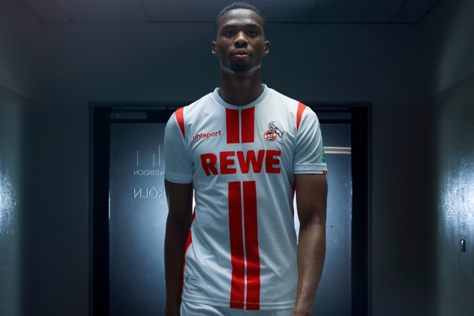 Jhon Cordoba (27) trägt das neue Heimtrikot des 1. FC Köln.