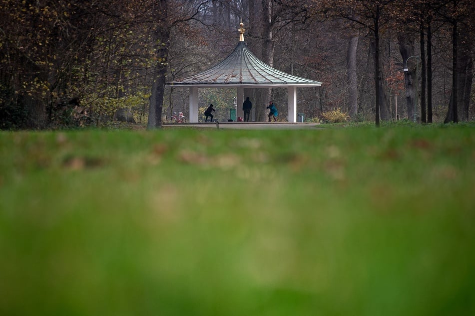 Das Wetter wird heiter: Sportler machen unter einem Pavillon im Bürgerpark in Bremen ihre Übungen.