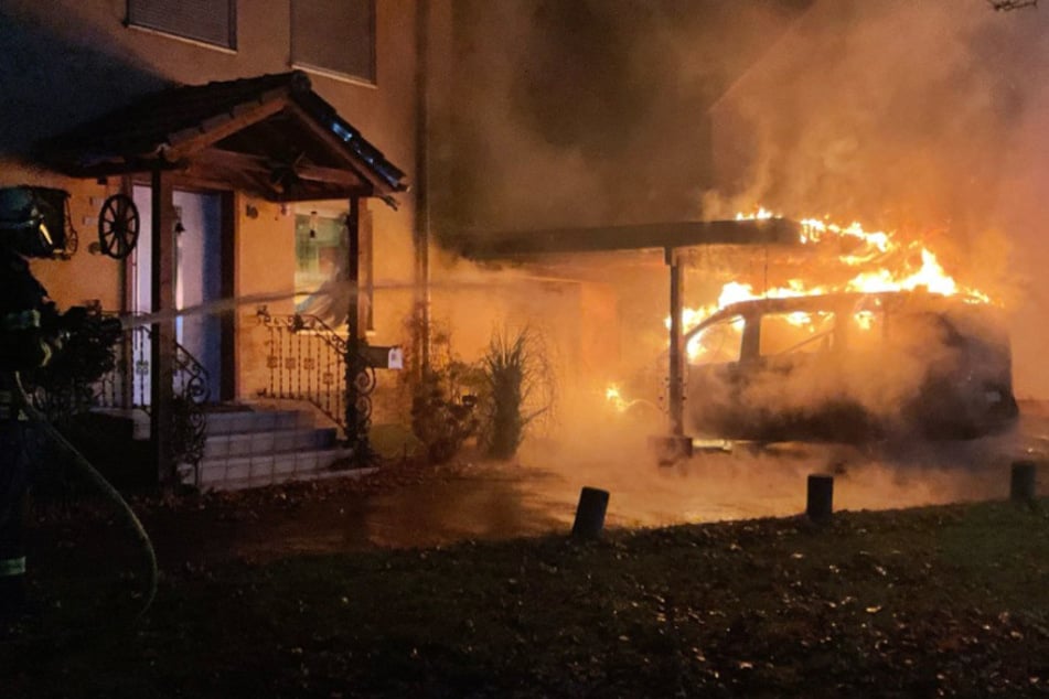 Direkt vor Wohnhaus: Camper fackelt ab und greift auf Carport über