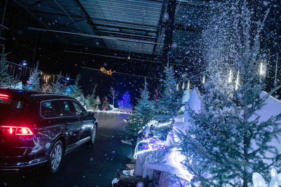 In Kalkar ist ein Drive-In Weihnachtsmarkt eröffnet worden. Mit dem Auto können Besucher dann kontaktlos verschiedene weihnachtliche Stationen im Park im Auto anfahren.