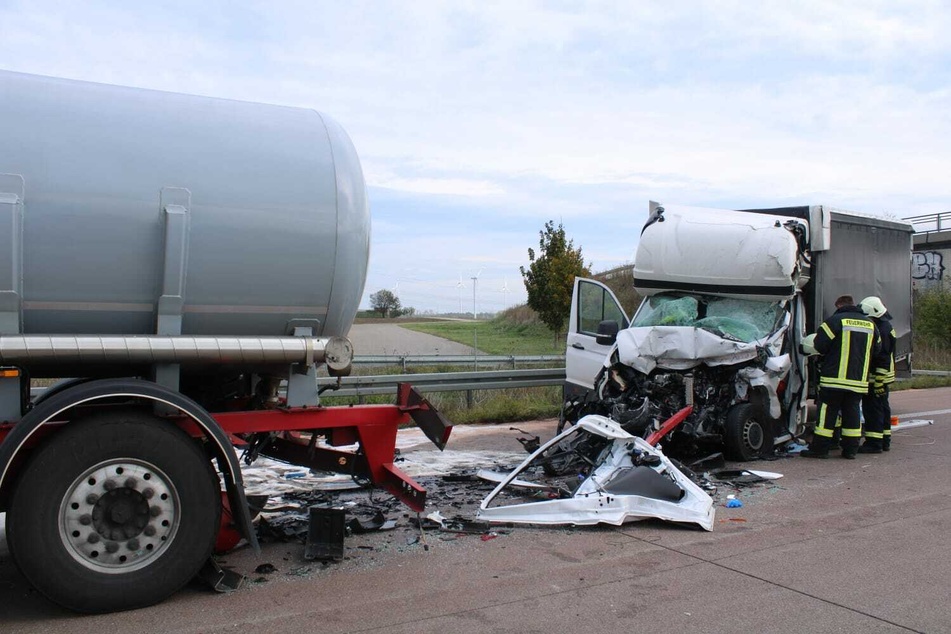 Der Kleintransporter fuhr dem Lkw mit voller Wucht auf.