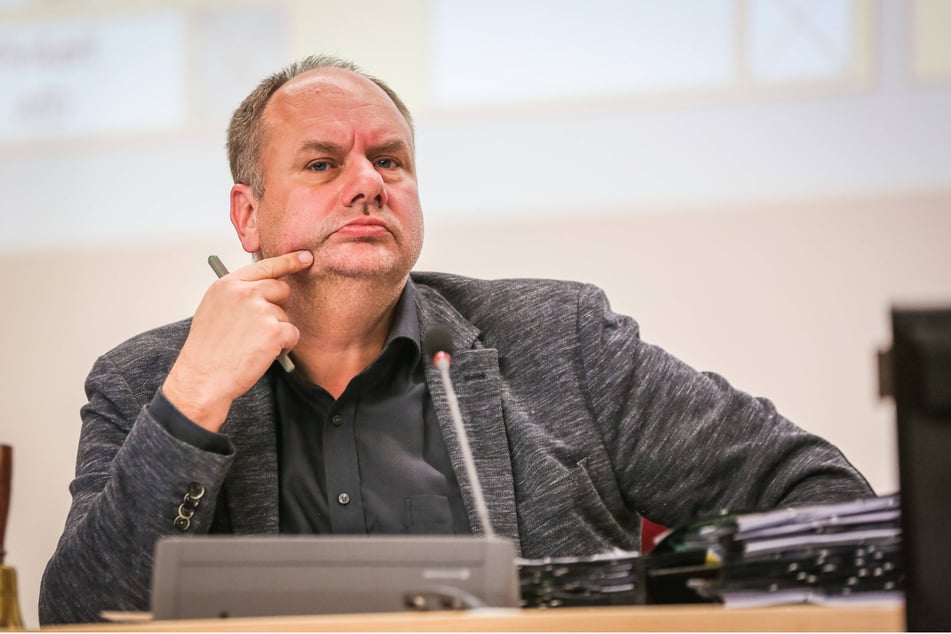 Oberbürgermeister Dirk Hilbert (54, FDP) soll die Beschaffung der Kontrollwagen prüfen.