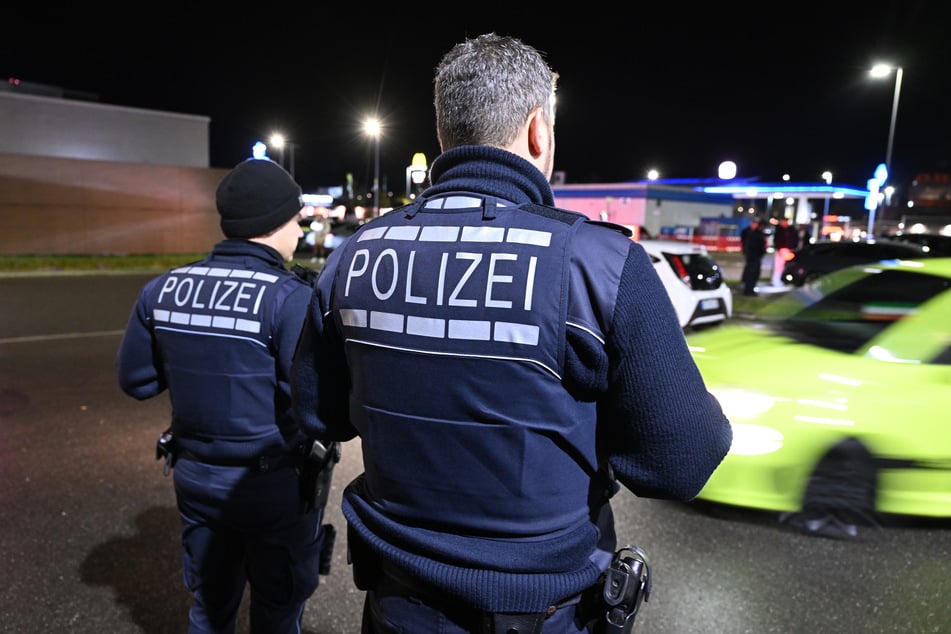 Bei einer Polizeikontrolle in Köln entdeckten Beamte mehr als drei Kilogramm Cannabis im Kofferraum eines 45-Jährigen. (Symbolbild)