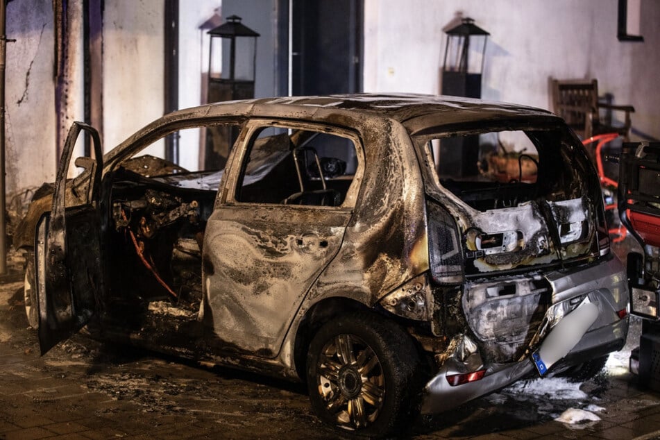Carport in Flammen! Feuer macht Haus unbewohnbar