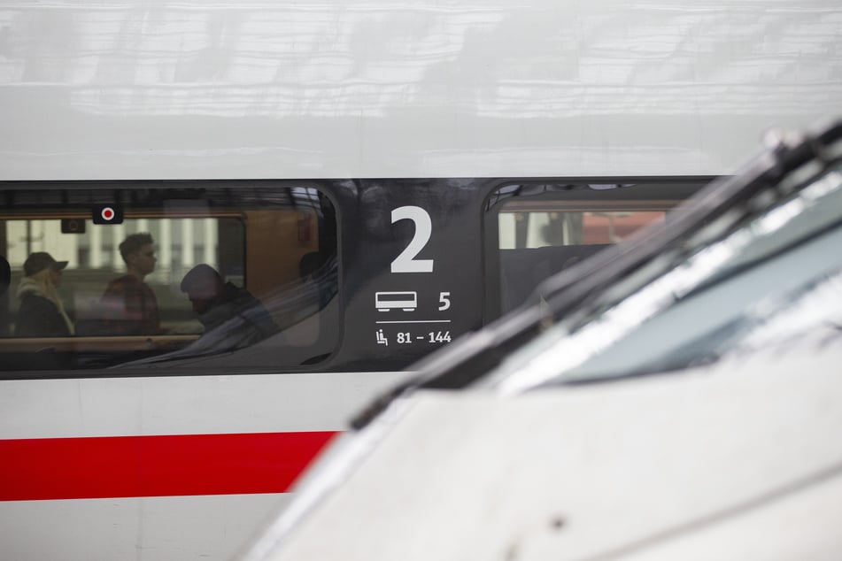 Ein 27-Jähriger wurde am Bahnhof Leichlingen von einem durchfahrenden ICE erfasst und schwer verletzt. (Symbolbild)