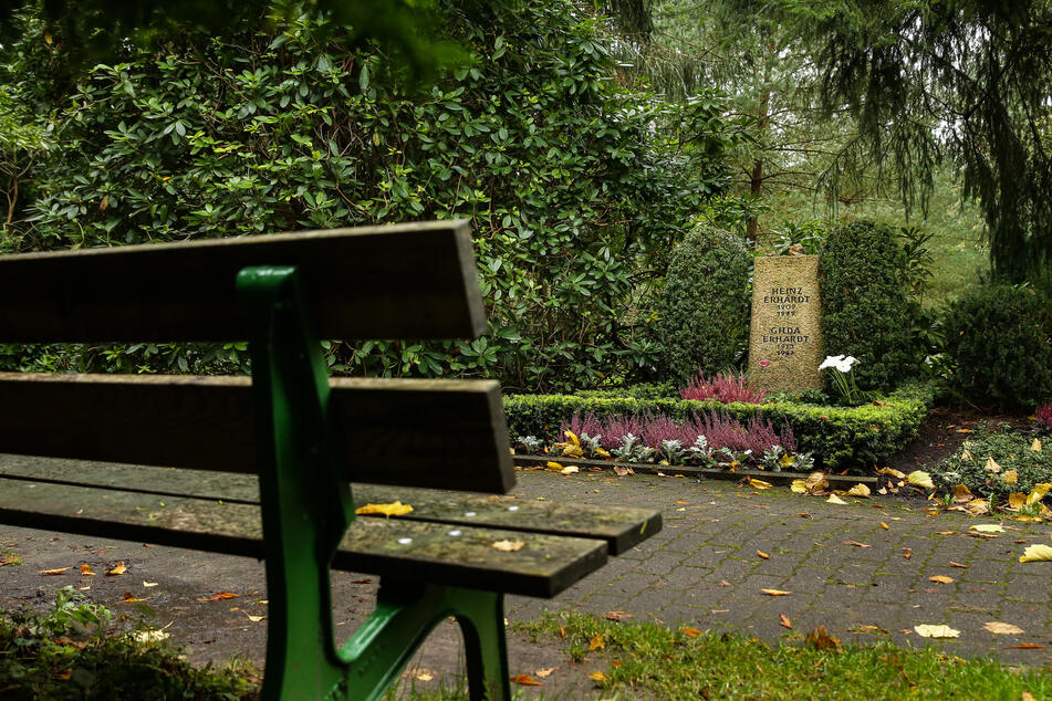 Hamburg: Blutlache! Besucherin macht beunruhigende Entdeckung auf Hamburger Friedhof