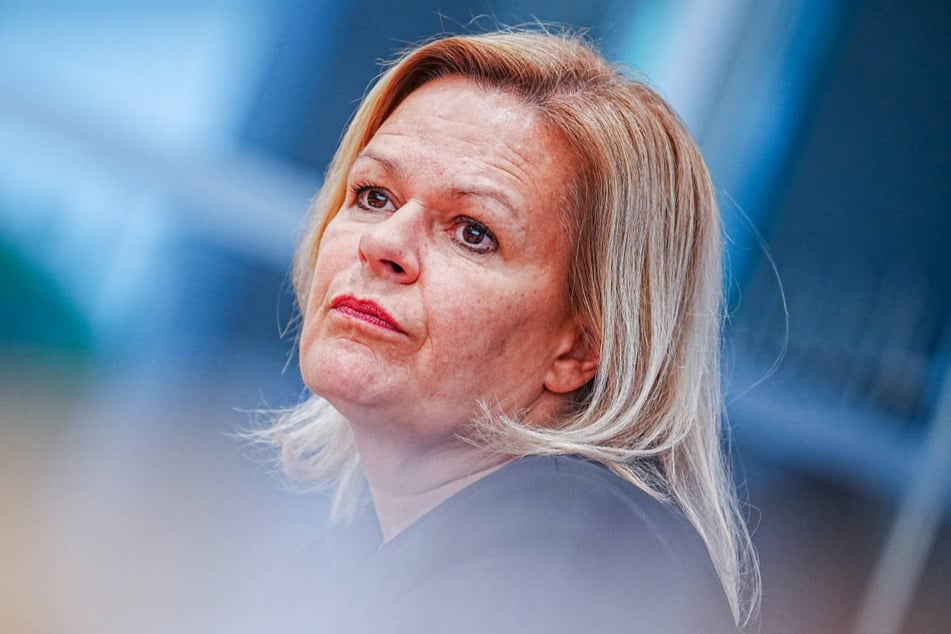 Nach den Silvester-Krawallen will Bundesinnenministerin Nancy Faeser (52, SPD) den Kauf von Schreckschusswaffen per Gesetz erschweren.