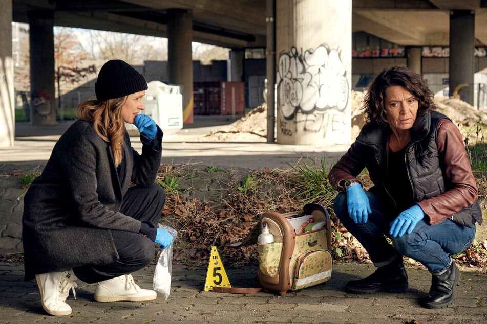 Johanna Stern (Lisa Bitter, 40, l.) und Lena Odenthal (Ulrike Folkerts, 63) schauen sich nach der Entführung den Tatort an.