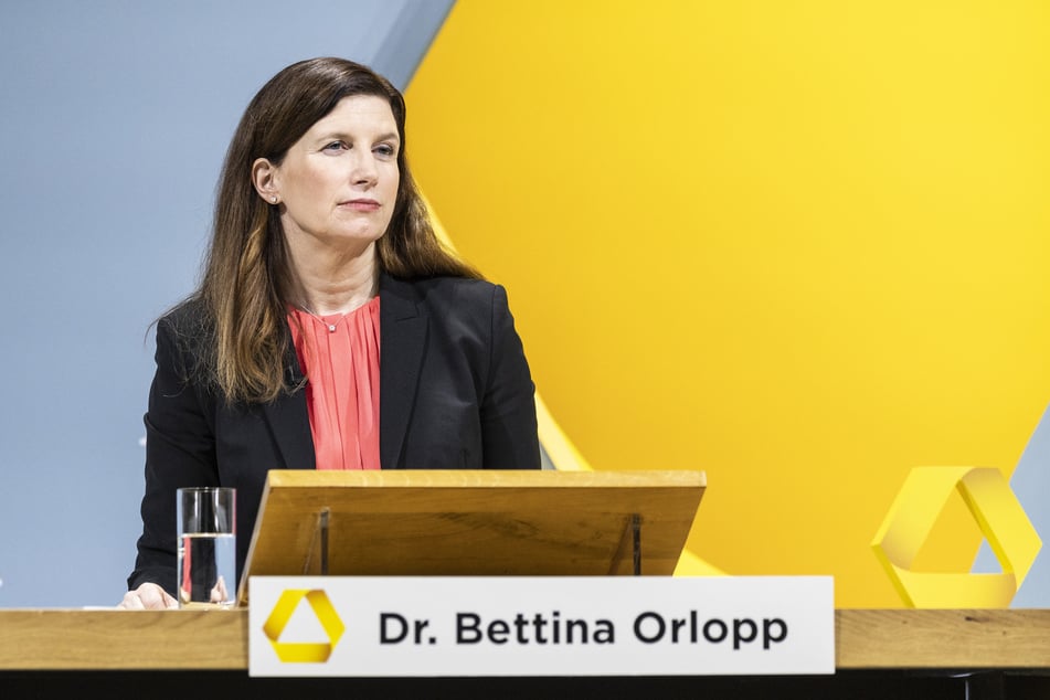 Die Vorstandsvorsitzende der Commerzbank, Bettina Orlopp (54), wehrt sich gegen die Übernahme der italienischen Unicredit.