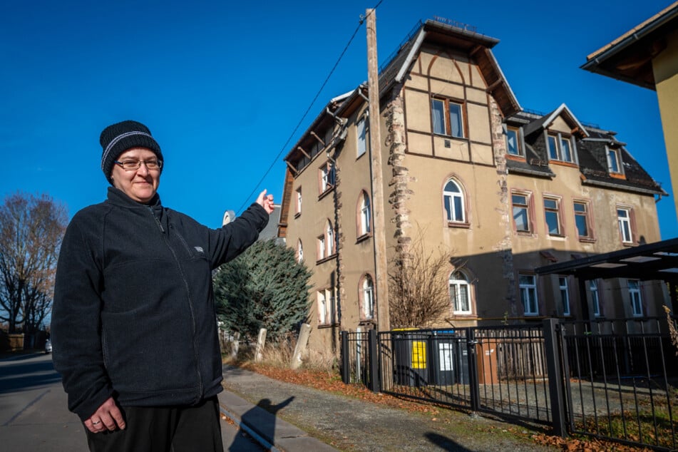 Katrin Menzel (40) wünscht sich, dass die Stadt das Gebäude in der Barthelstraße versteigert.