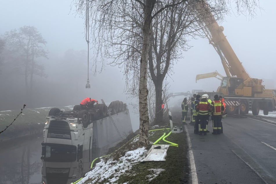 Der Fahrer des Lasters wurde bei dem Unfall schwer verletzt.