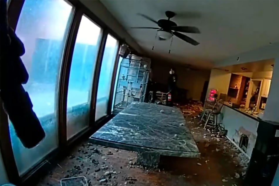 Zwischen den Fäkalien der Tiere entdeckten die Einsatzkräfte einen großen Vogelkäfig - dieser war jedoch leer.