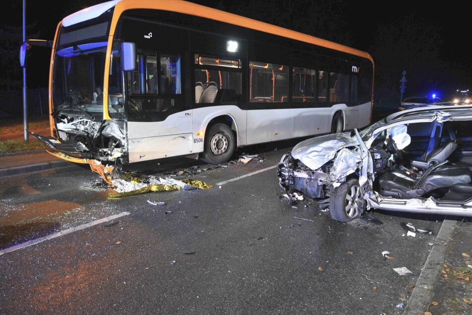 Bei der Kollision mit einem Linienbus erlitt eine 42 Jahre alte Autofahrerin schwere Verletzungen.