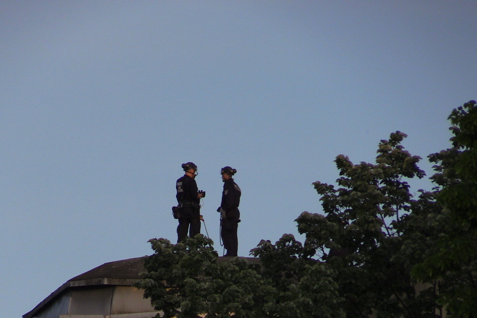 Die Polizei hat vor Beginn der Demo auf Hausdächern Depots mit Steinen und Dachziegeln entdeckt.