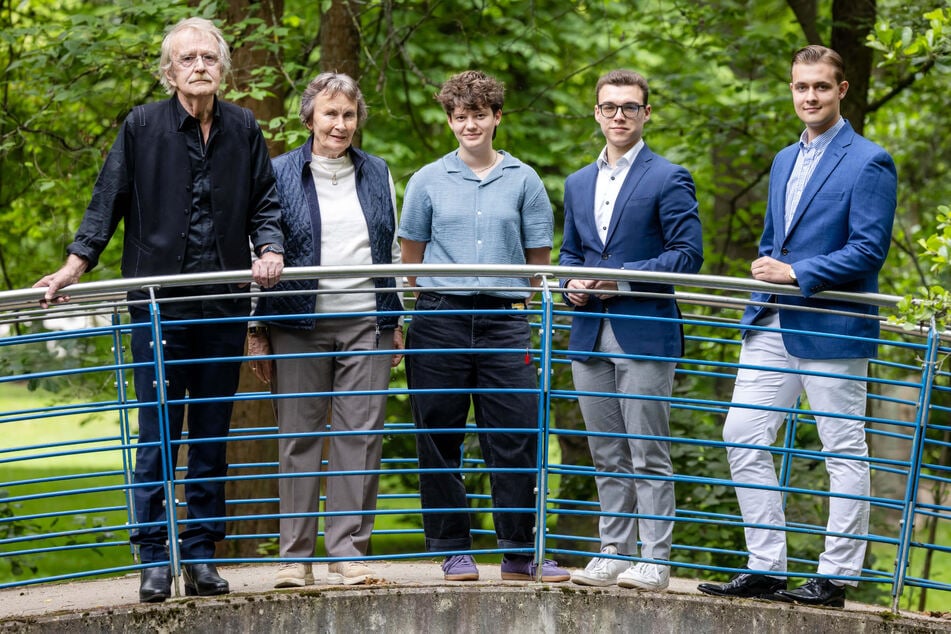 Die ältesten und jüngsten Stadtratskandidaten im Frei-Otto-Park (v.l.): Dieter Füsslein (84, FDP), Jutta Brink (82, SPD), Luca Anwand (19, Grüne), Eddy Ittner (18, CDU), Tim Suttner (19, FDP).