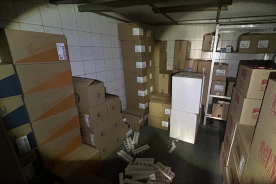 Im Keller entdeckten die Beamten mehrere Kisten mit unversteuerten Zigaretten.
