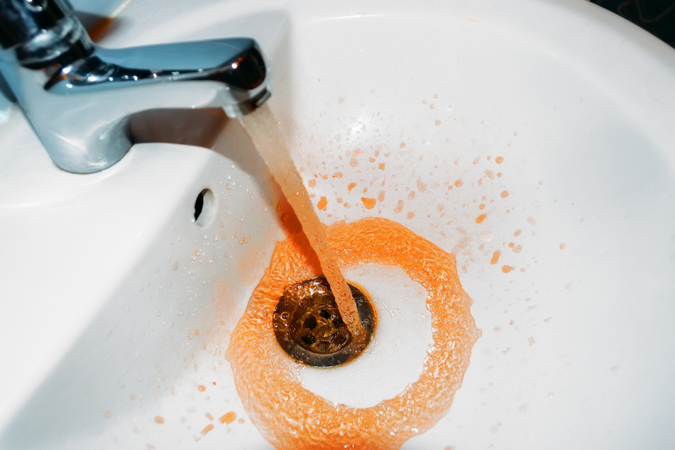 In Weischlitz-Kemnitz kommt immer wieder rostbraunes Wasser aus dem Hahn (Symbolbild).