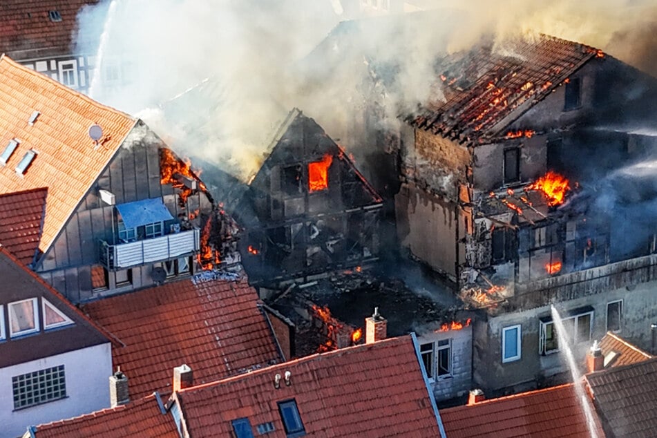 Flammen fressen sich durch historische Altstadt: Mehrere Verletzte bei Brand, Schaden ist enorm