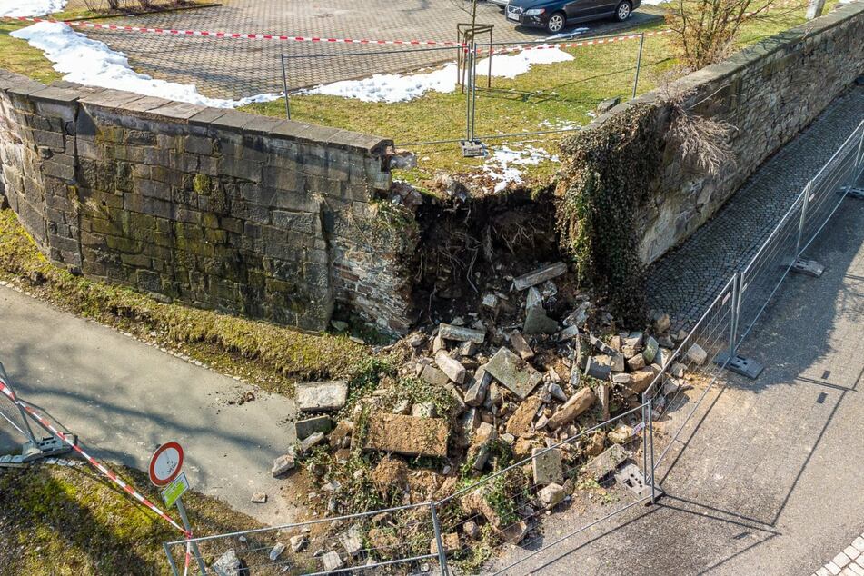 Ein Teil der Schlossmauer in Falkenstein stürzte ein.