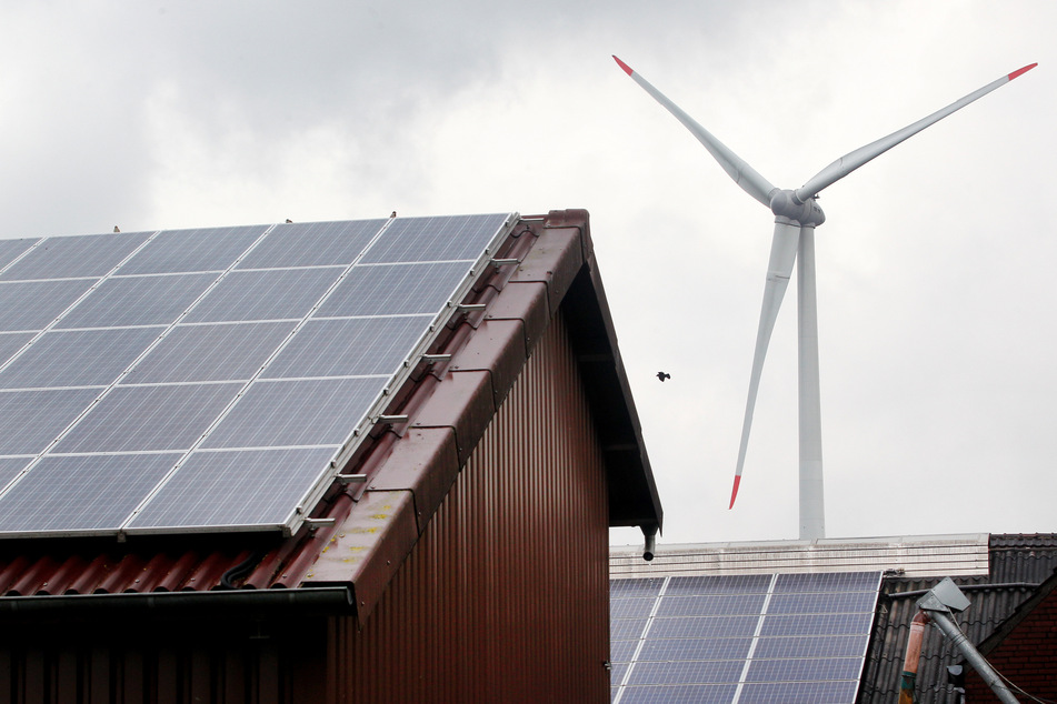 Durch den Ausbau erneuerbarer Energien, wie Solar- und Windkraft, erhofft sich der Think-Tank "Agora Energiewende" eine schnellere Unabhängigkeit von kostspieligen fossilen Energien.