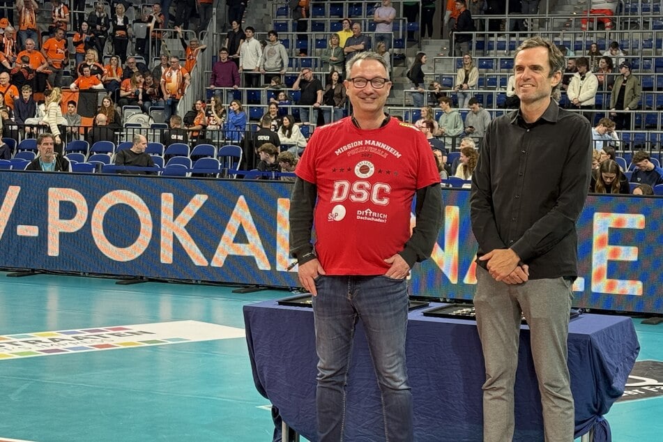 Jan Donhauser und Markus Dieckmann (v.l.) überreichten dem DSC Medaillen und Pokal.