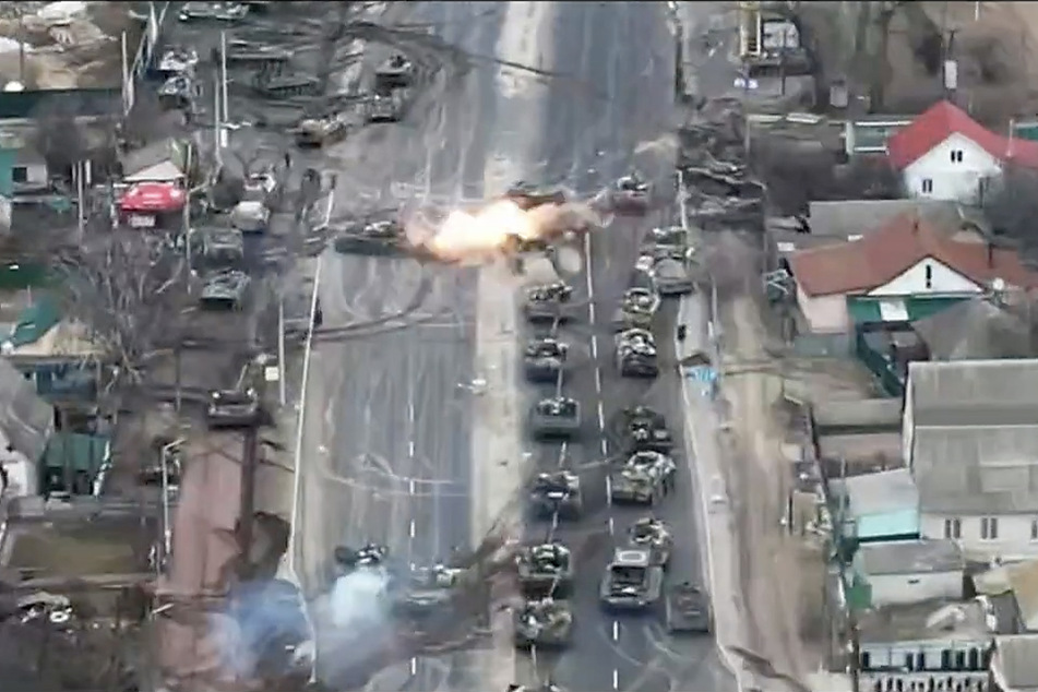 Dieses von der ukrainischen Armee/ Ukrainian Military Defense veröffentlichten Handoutbild aus Drohnenaufnahmen soll einen Angriff auf eine russische Panzerkolonne in der Nähe von Brovary im Nordosten von Kiew zeigen.
