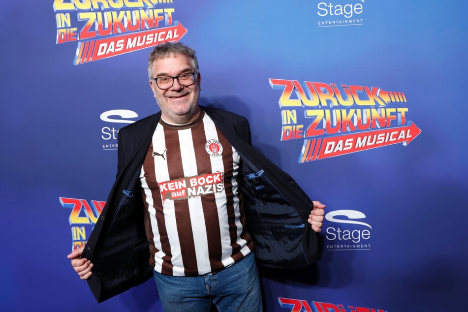 Elton (55) wagt sich erstmals auf die Bühne eines Musicals.
