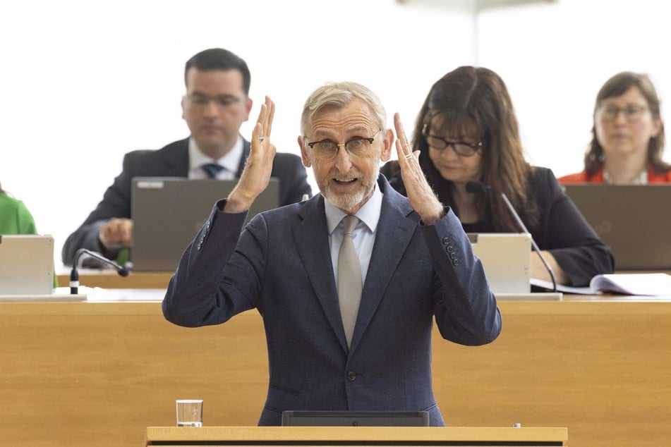 Sprach sich klar gegen eine sächsische Initiative zum AfD-Verbot aus: Innenminister Armin Schuster (64, CDU).