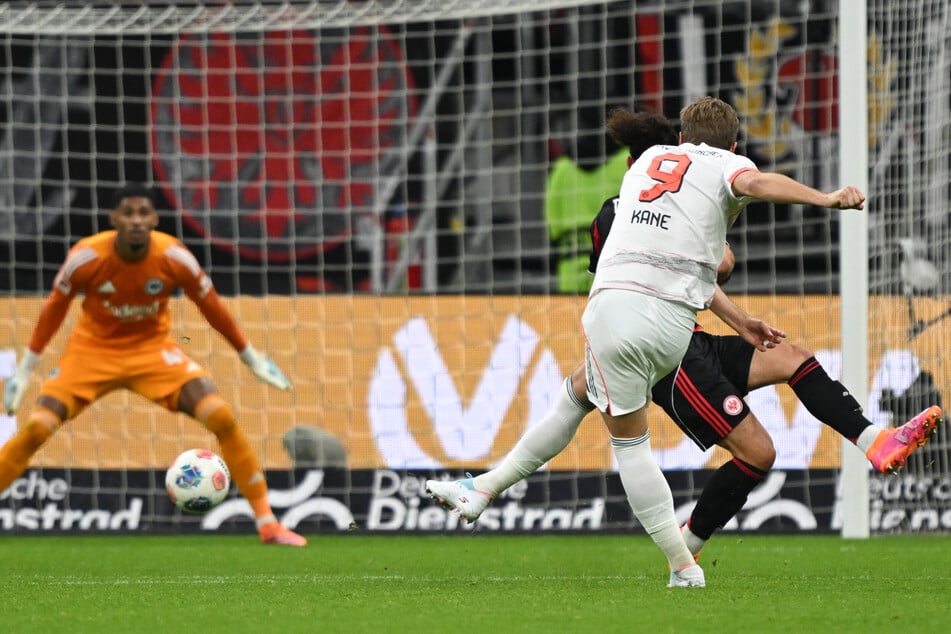 Feine Schusstechnik: Mit einem sehenswerten Spannstoß hämmerte Harry Kane (M.) das Spielgerät unhaltbar für Kaua Santos (l.) in die Maschen.