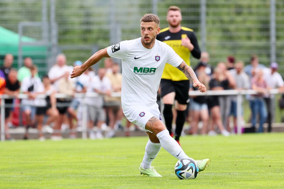 Aue-Spieler Can Özkan (25) spielte bisher nur 60 Sekunden für die Veilchen. Nach dem 1. Spieltag der Vorsaison riss ihm das Kreuzband im linken Knie.
