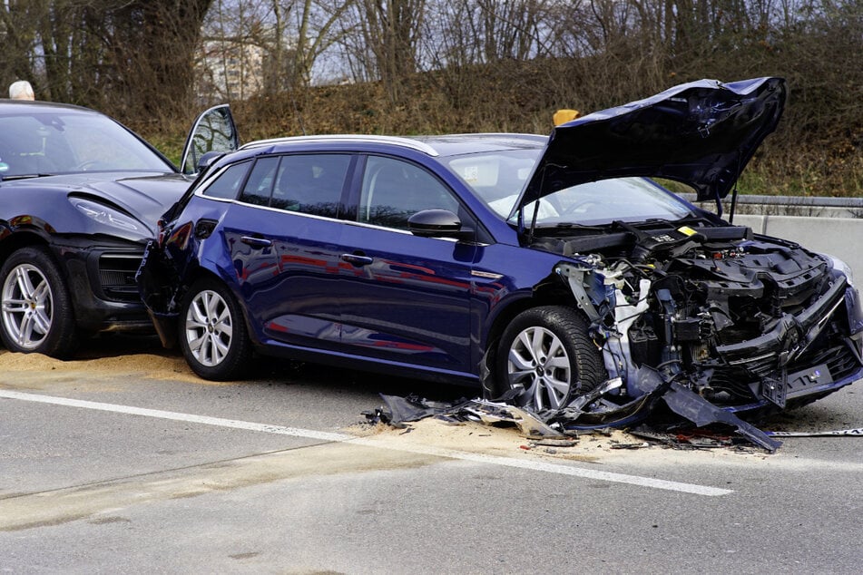Unfall A5: Unfall mit neun Verletzten: Autofahrer kracht auf A5 in Stauende