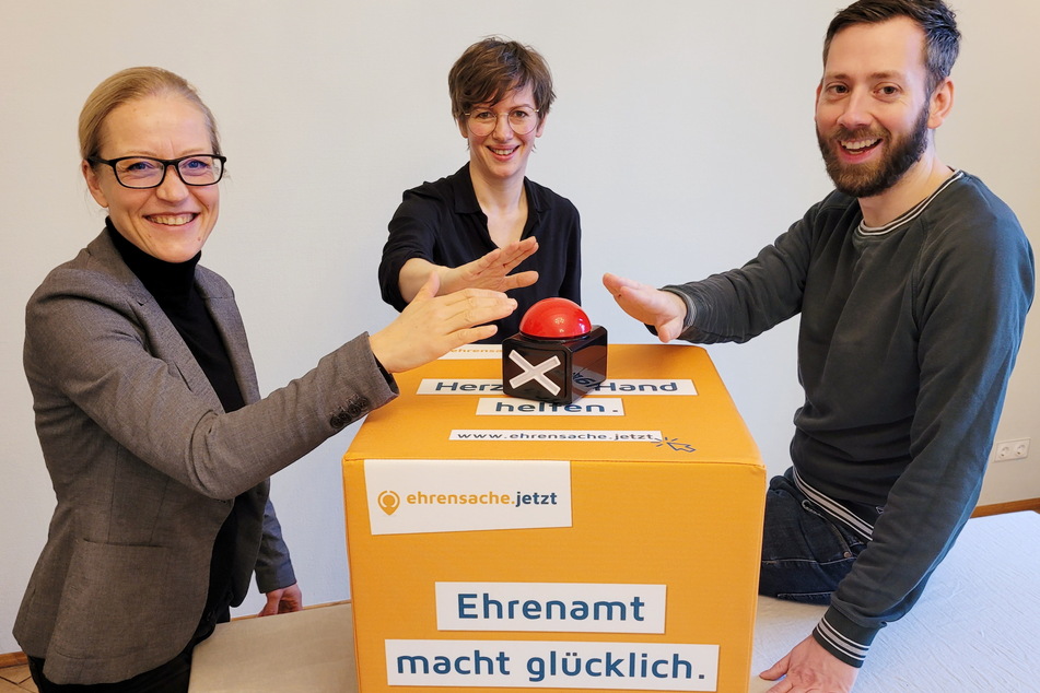 Sie starten das Projekt "ehrensache.jetzt" in den Landkreisen Zwickau, Mittelsachsen und Erzgebirge: Henriette Stapf (42, l.), Anne-Kathrin Gericke (44) und Alexander Weiß (33).