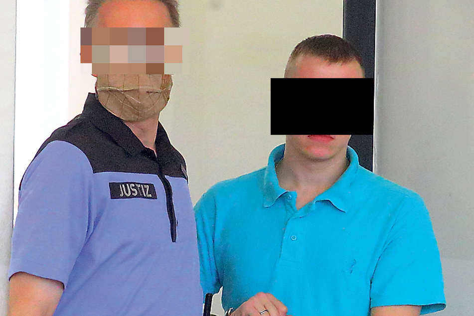 Patrick F. (25, r.) wurde vom eigenen Mitangeklagten durch Riesa gehetzt.