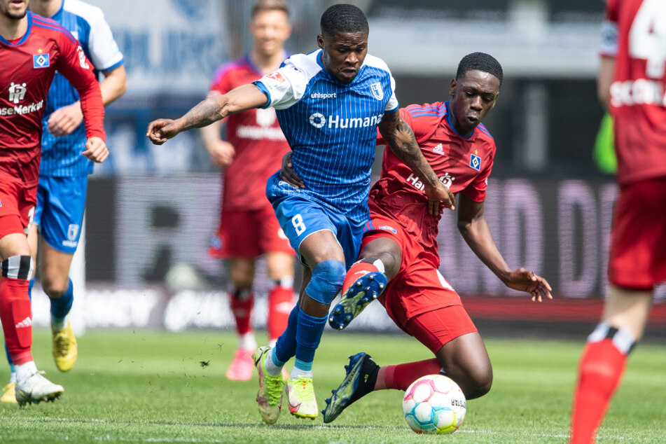 HSV-Youngster Elijah Krahn (19, r.) zeigte bei seinem Startelf-Debüt gegen Magdeburg eine ansprechende Leistung.