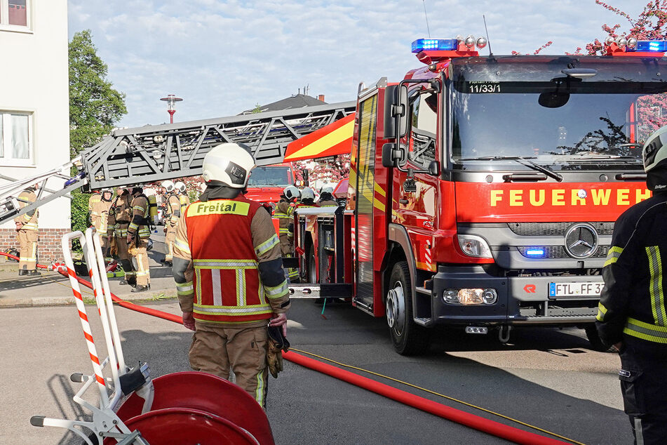 Dresden: Feuer in Freital: Kameraden retten Bewohner über Leiter