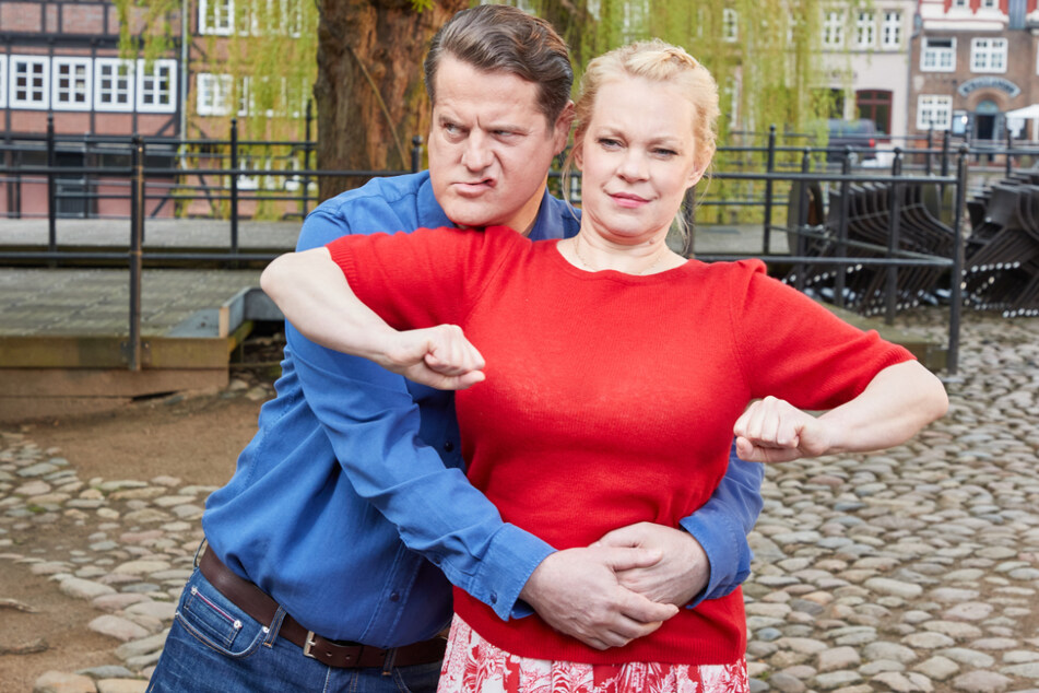 Tim Olrik Stöneberg (48) als Bernd Schmidt und Theresa Hübchen (51) als Sandra Reichard albern zwischen den Aufnahmen beim Vorspanndreh von "Rote Rosen".